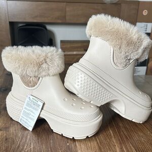 CROCS NWT Cream Platform Fuzz-Lined Clog Boots Size -W8